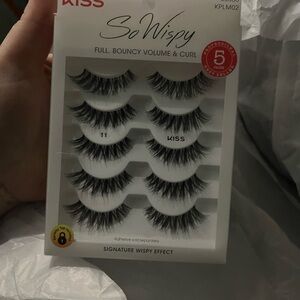 Kiss So Wispy Eyelashes with Black Volume
